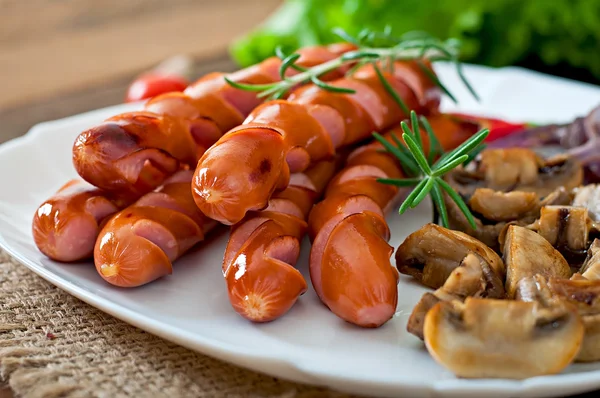 Saucisses frites aux légumes — Photo