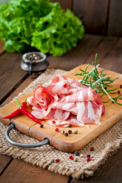 Szelet bacon, fűszerek — Stock Fotó