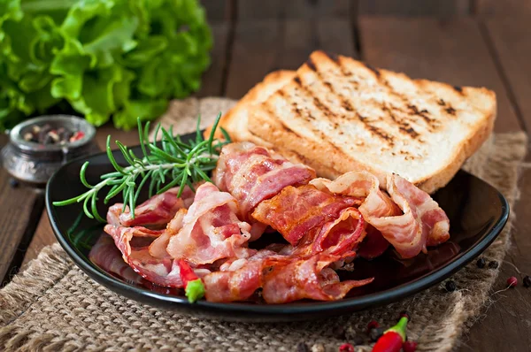 Stekt bacon och toast — Stockfoto