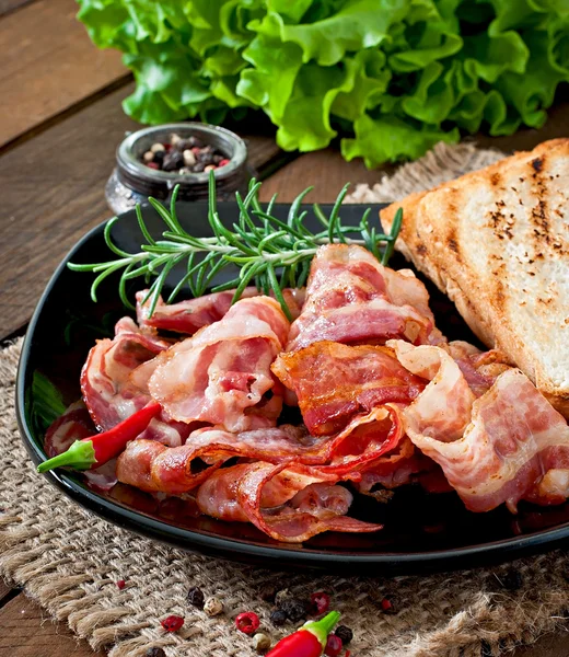 Stekt bacon och toast — Stockfoto