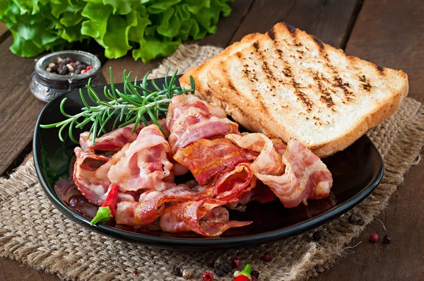 Pancetta fritta e pane tostato — Foto Stock