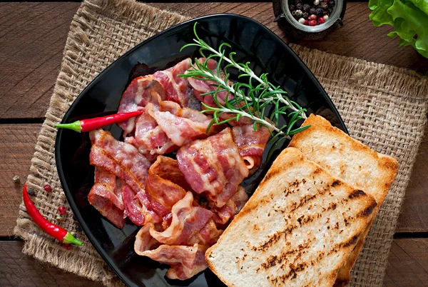 Tocino frito y tostadas — Foto de Stock