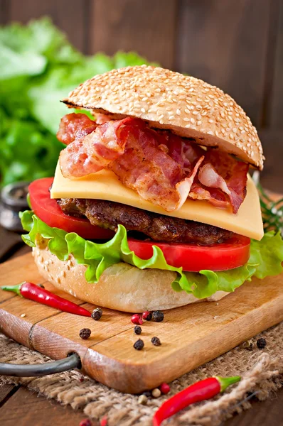 Hamburger mit Rindfleisch, Käse, Tomaten und Speck — Stockfoto