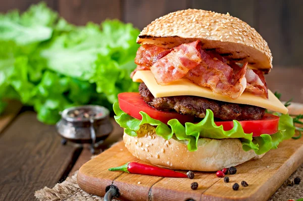 Sığır eti, peynir, domates ve bacon hamburger — Stok fotoğraf