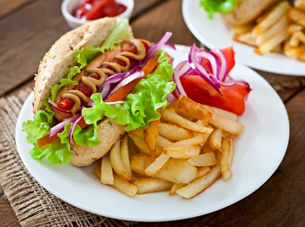 Cachorros-quentes com salsichas e legumes — Fotografia de Stock