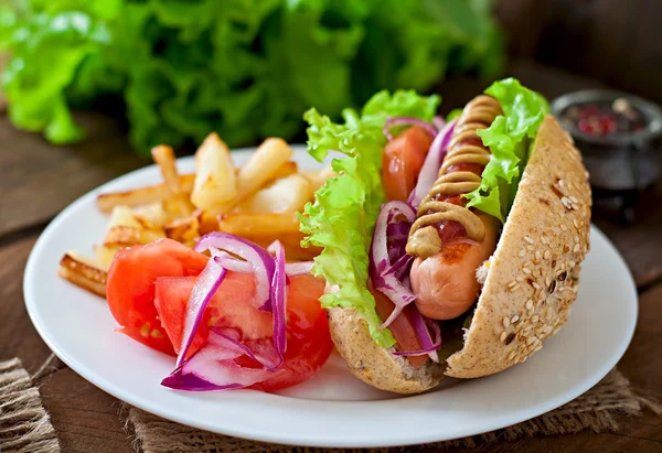 Perros calientes con salchichas y verduras —  Fotos de Stock