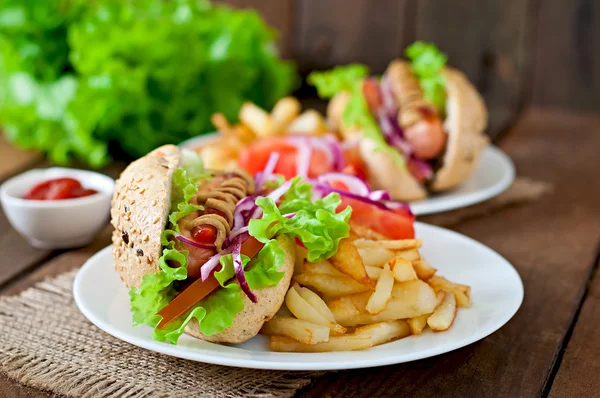 Varm korv med pommes frites och grönsaker — Stockfoto