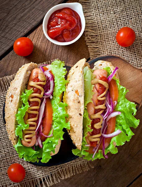 Cachorros-quentes com salsichas e legumes — Fotografia de Stock