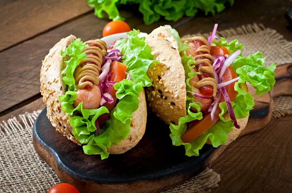 Perros calientes con salchichas y verduras —  Fotos de Stock