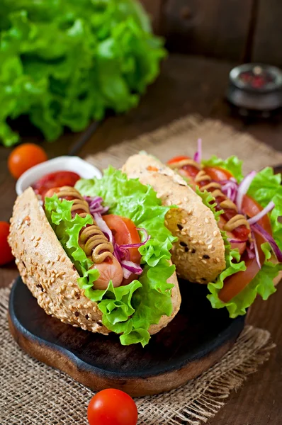 Cachorros-quentes com salsichas e legumes — Fotografia de Stock