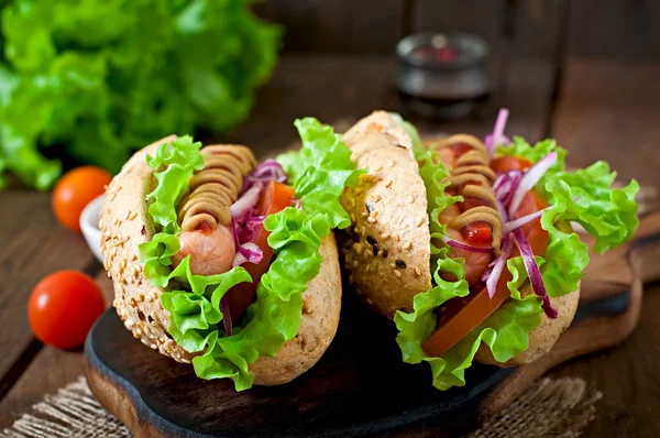 Cachorros-quentes com salsichas e legumes — Fotografia de Stock