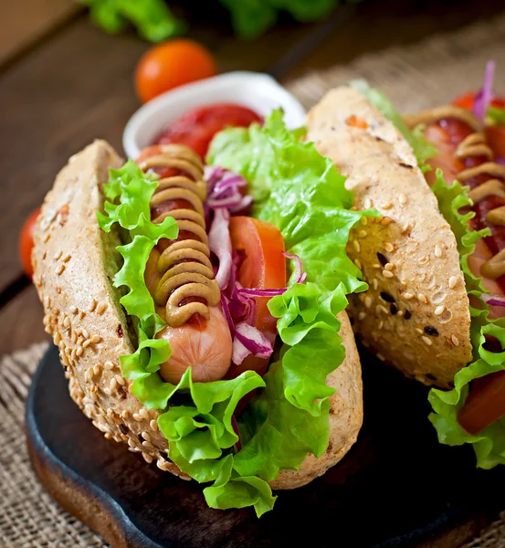 Cachorros-quentes com salsichas e legumes — Fotografia de Stock