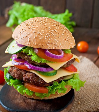 Et ve sebze ile büyük burger
