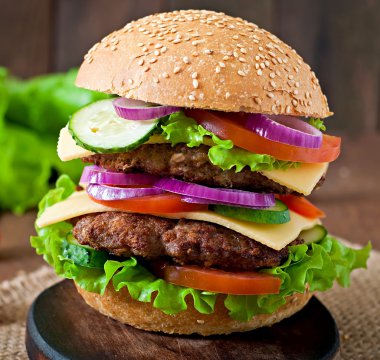Et ve sebze ile büyük burger