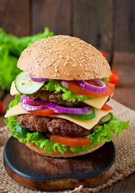 Et ve sebze ile büyük burger