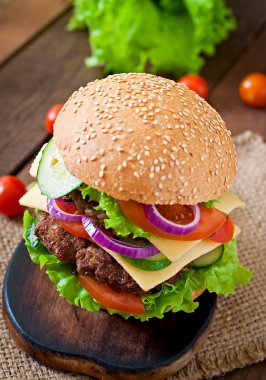 Et ve sebze ile büyük burger