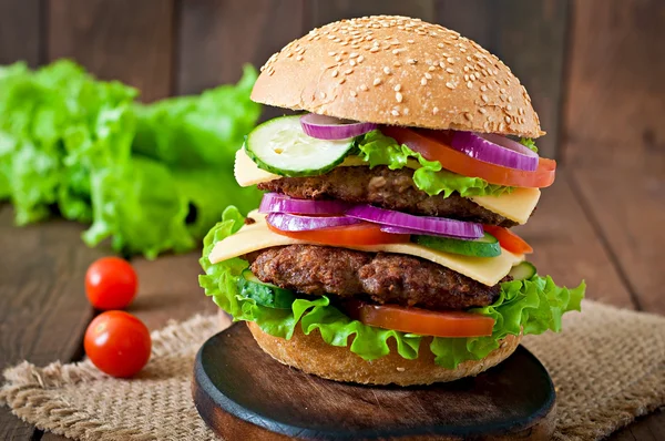 Large burger with meat and vegetables — Stock Photo, Image