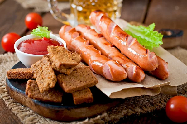 Grillade korvar med krutonger och ketchup — Stockfoto