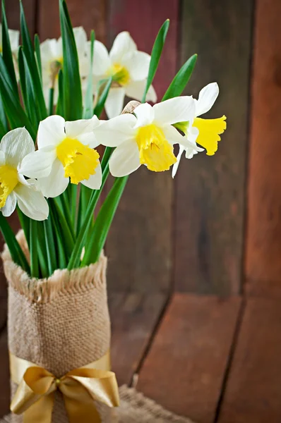 Bouquet of narcissus in vase — Stock Photo, Image