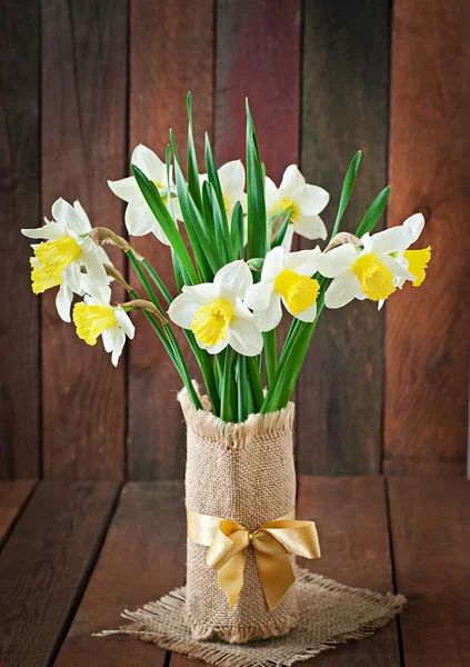 Kytice Narcis v váza — Stock fotografie