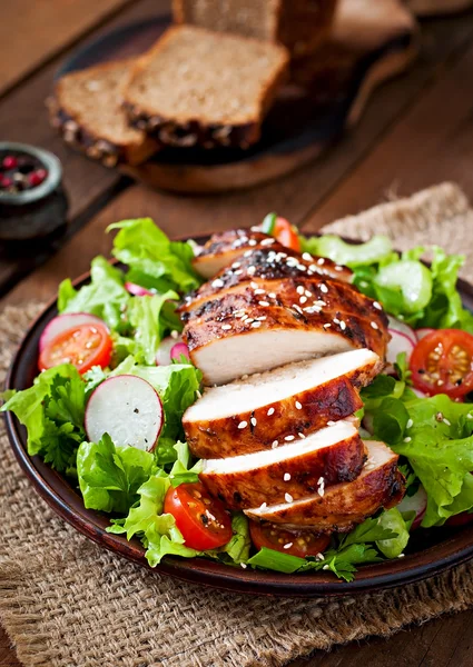 Pechuga de pollo guisada con ensalada fresca —  Fotos de Stock