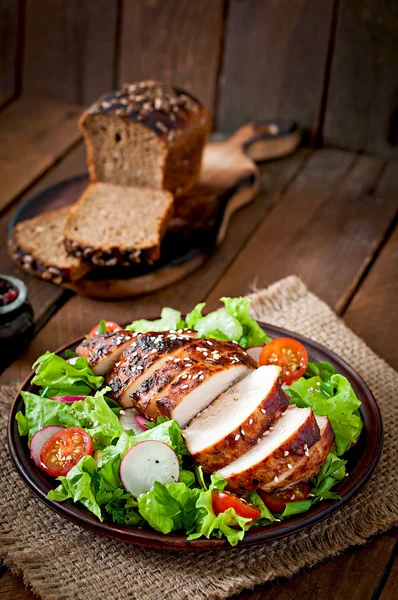 Stewed  chicken breast with a fresh salad — Stock Photo, Image