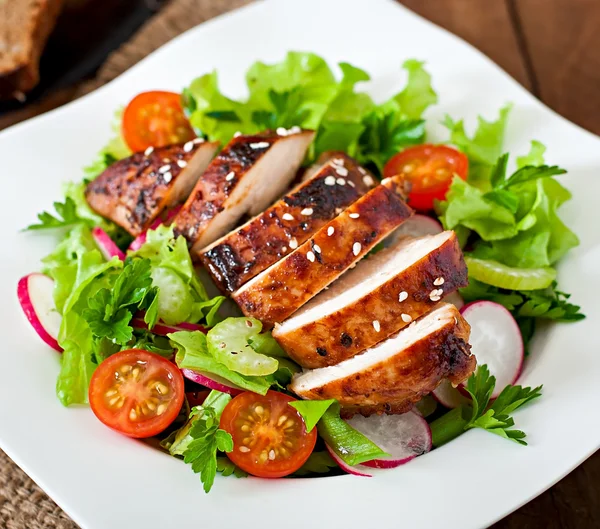 Stuvad kyckling bröst med en fräsch sallad — Stockfoto