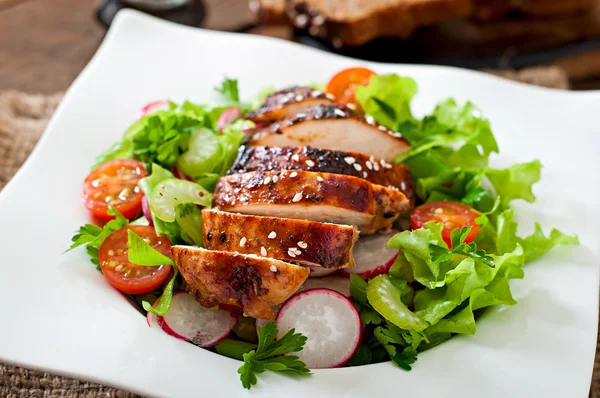 Stewed  chicken breast with a fresh salad — Stock Photo, Image