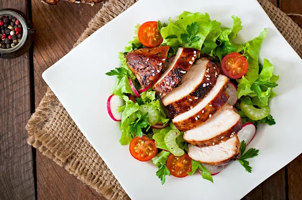 Gestoofde kippenborst met een frisse salade — Stockfoto