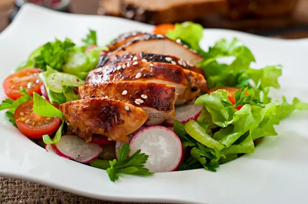 Dušená kuřecí prsíčka s čerstvým salátem — Stock fotografie
