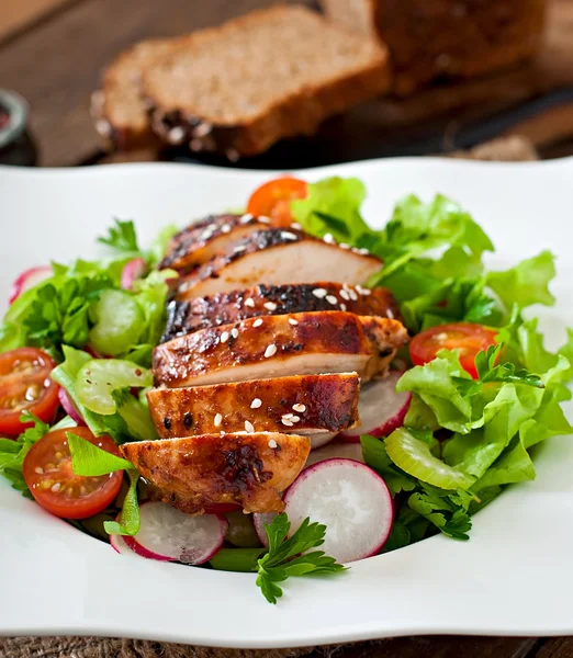 Тушеная куриная грудка со свежим салатом — стоковое фото