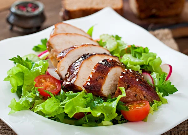 Geschmorte Hühnerbrust mit frischem Salat — Stockfoto