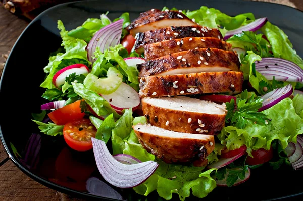 新鮮なサラダと鶏の胸肉を煮込み — ストック写真