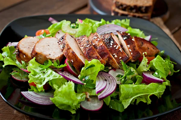 Stewed  chicken breast with a fresh salad — Stock Photo, Image