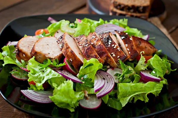 Stuvad kyckling bröst med en fräsch sallad — Stockfoto