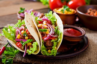 Et, sebze ve soğan ile Meksika tacos
