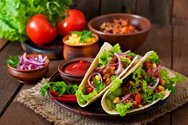 Et, sebze ve soğan ile Meksika tacos