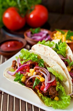 Et, sebze ve soğan ile Meksika tacos