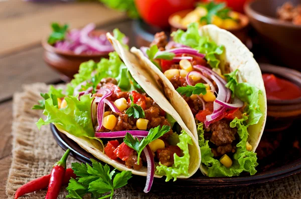 Mexické tacos s masem, zeleninou a cibulí — Stock fotografie