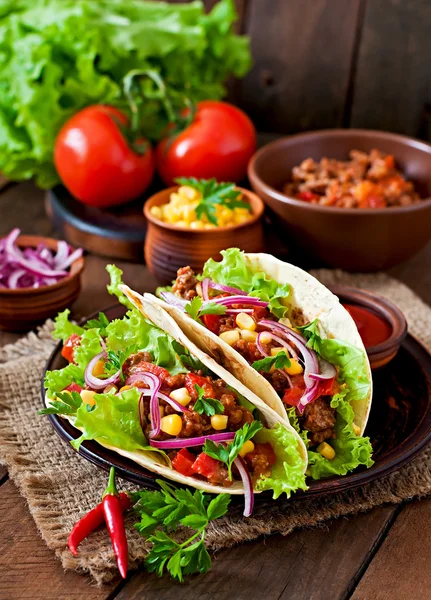 Tacos mexicanos com carne, legumes e cebola — Fotografia de Stock