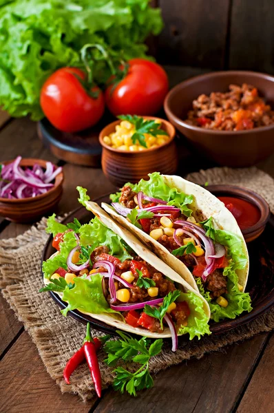 Mexické tacos s masem, zeleninou a cibulí — Stock fotografie