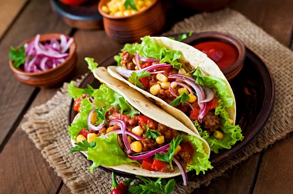 Мексиканські тако з м'ясо, овочі та цибулею — стокове фото