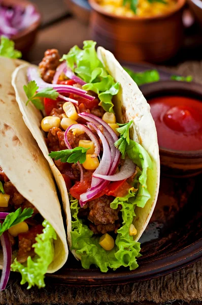 Tacos mexicanos con carne, verduras y cebolla — Foto de Stock