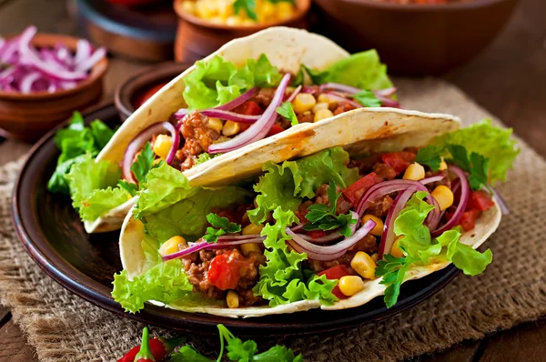 Μεξικού tacos με κρέας, λαχανικά και κρεμμύδι — Φωτογραφία Αρχείου