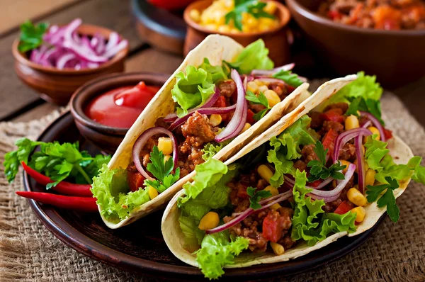 Tacos mexicanos com carne, legumes e cebola — Fotografia de Stock