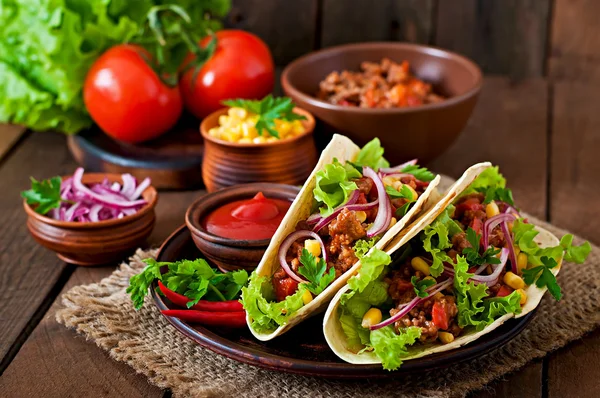 Tacos mexicanos com carne, legumes e cebola — Fotografia de Stock