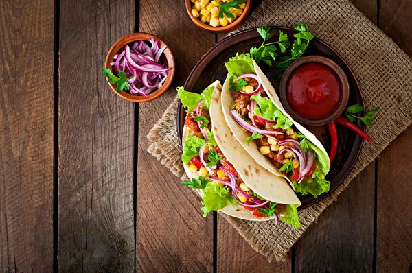 Mexické tacos s masem, zeleninou a cibulí — Stock fotografie