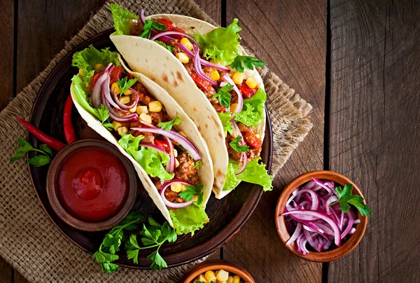 Tacos mexicanos com carne, legumes e cebola — Fotografia de Stock