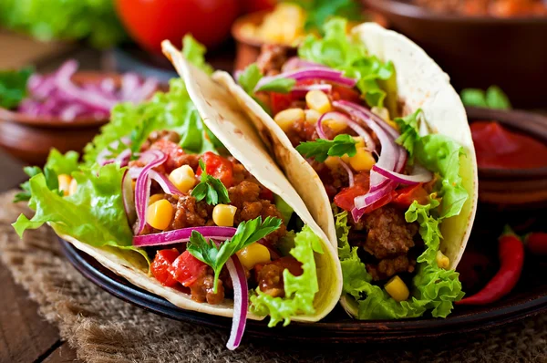 Mexické tacos s masem, zeleninou a cibulí — Stock fotografie
