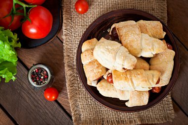 Hamur sosis susam serpilir